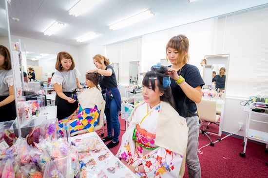 Penata rambut di rental kimono Yumeyakata