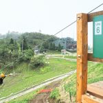 Mencoba naik zipline di Biwako Valley