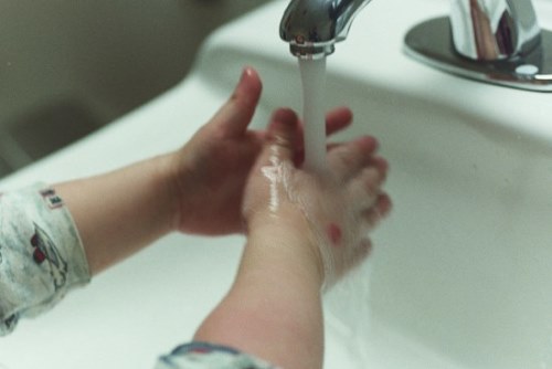 Tips Liburan Musim Dingin : Mencuci tangan setelah masuk kamar