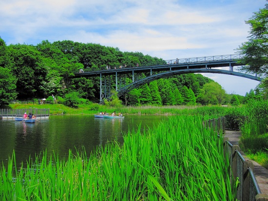 Mengelilingi danau di Taman Funabashi Andersen