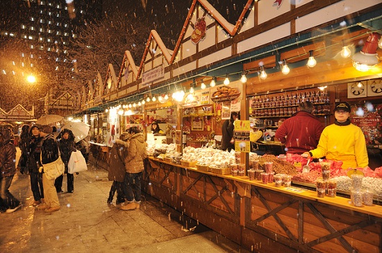 Menikmati jajanan tradisional di Festival Salju di Sapporo