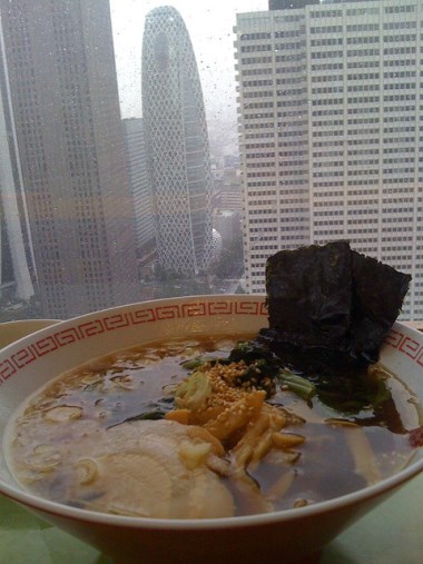 Menikmati makan siang di Gedung Pemerintahan Tokyo Metropolitan