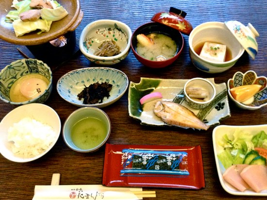 Menu makan malam di ryokan Kinosaki Onsen