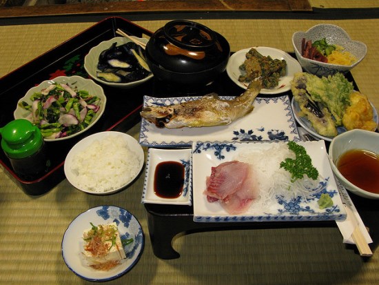 Menyantap makan malam di Gokayama