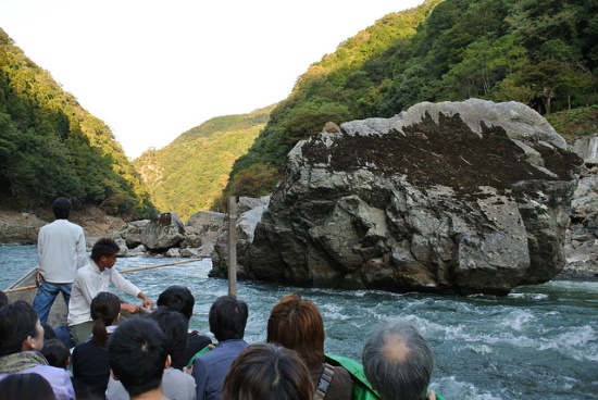 Menyusuri sungai Hozukawa di Daerah Wisata Arashiyama