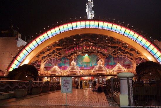 Meriahnya Sanrio Puroland di malam hari