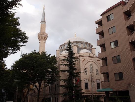 Bagian dalam Mesjid Tokyo Camii