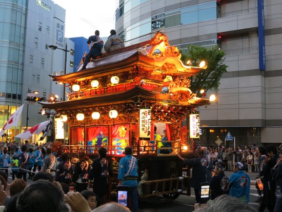 Mikoshi diarak sewaktu Hamamatsu Matsuri