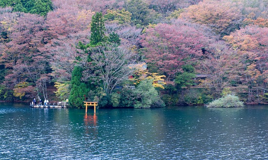 Musim Gugur di Hakone Danau Ashinoko