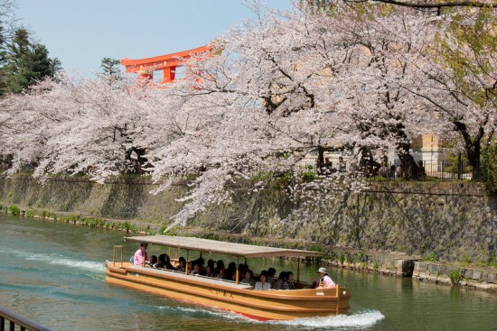 Naik Jikkokubune di Okazaki Canal Cruise