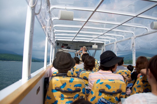 Naik bus Kaba di Danau Yamanakako