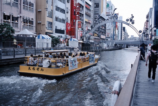 Naik kapal Aqua Bus Osaka di Namba