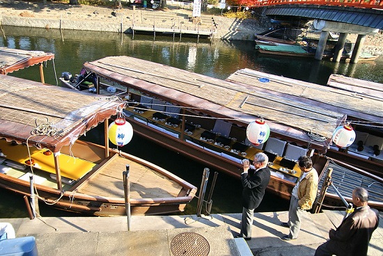 Naik kapal Ujigawa canal cruise