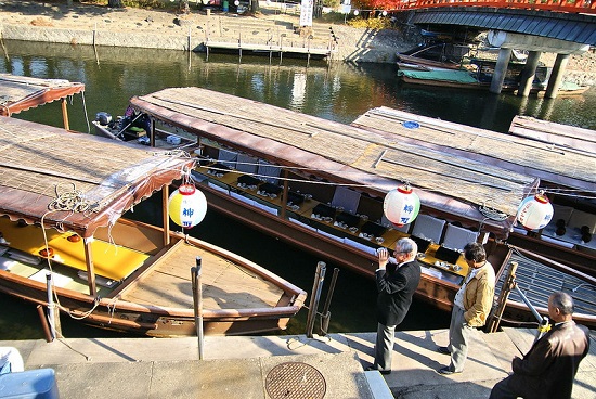 Naik kapal Ujigawa canal cruise