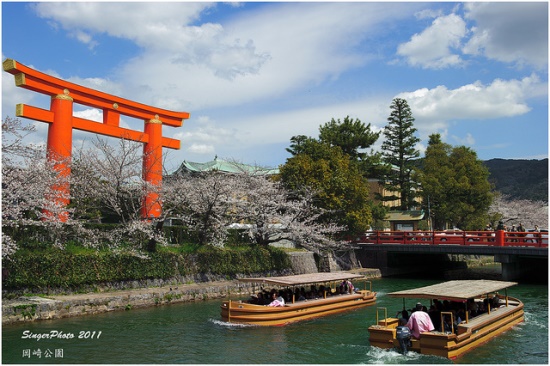 Naik kapal berkeliling kompleks Kastil Okazaki waktu Okazaki Park Sakura 2020