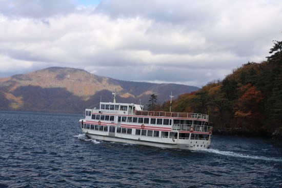 Naik kapal wisata di Danau Towada di Aomori
