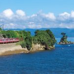 Naik kereta di tepi Pantai Amaharashi