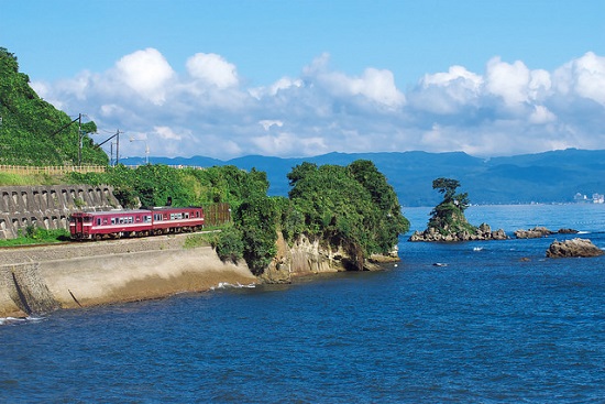 Naik kereta di tepi Pantai Amaharashi