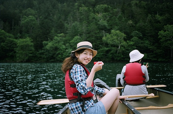 Naik perahu mengitari Danau Shikaribetsu Hokkaido