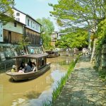 Naik perahu menyusuri kanal Omi Hachiman