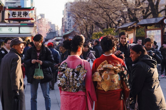 Rental Kimono di Asakusa Orang Jepang dengan Kimono di Asakusa