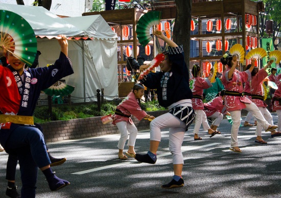 Orang-orang menari saat Festival Aoba di Kastil Aoba