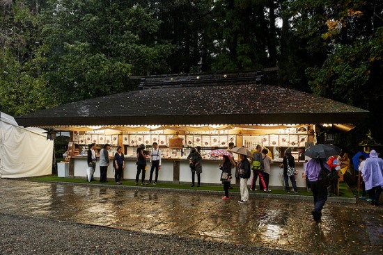 Orang-orang ramai membeli omamori di Kuil Kumano Hongu Taisha