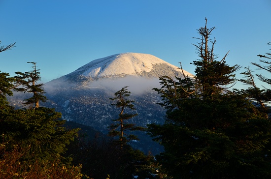 Panorama Gunung Hakkoda di musim semi