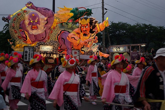 Parade Float dan para penari dalam Nebuta Matsuri