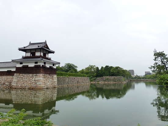 Parit besar di kompleks Hiroshima Castle