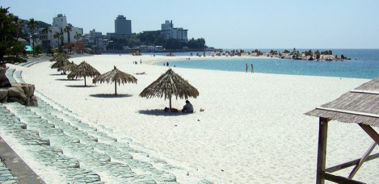 Pasir putih pantai Shirahama di Wakayama