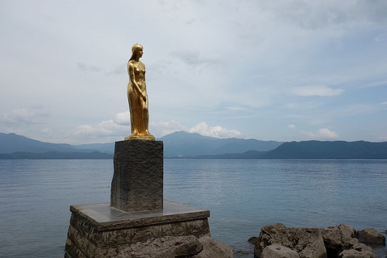 Patung Tatsuko di tepi Danau Tazawa