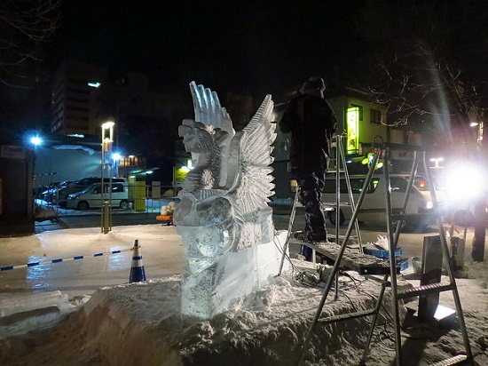 Patung es di Festival Musim Dingin Asahikawa