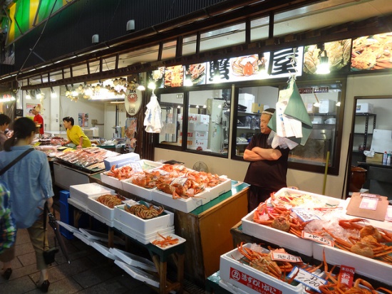 Pedagang seafood di Pasar Omicho Ichiba