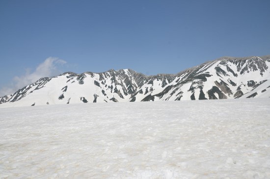 Pegunungan Tateyama Kurobe yang tertutup salju tebal