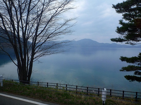 Pemandangan Danau Tazawa dari pinggir jalan