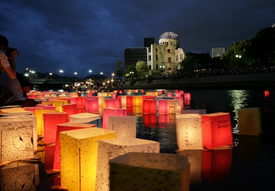 Pemandangan Festival Hiroshima Tourou Nagashi