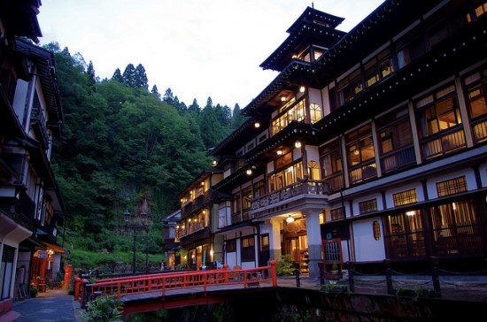 Pemandangan Ginzan Onsen di sore hari