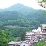 Pemandangan Shima Onsen dengan latar belakang pegunungan