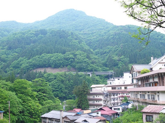 Pemandangan Shima Onsen dengan latar belakang pegunungan