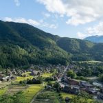 Pemandangan Shirakawa-go dari atas gunung Shiroyama