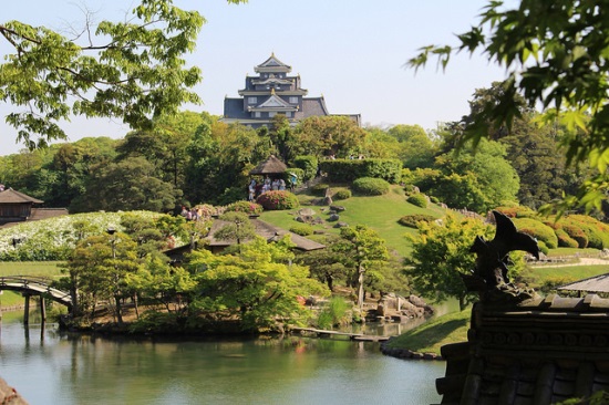 Pemandangan Taman Korakuen dan Kastil Okayama