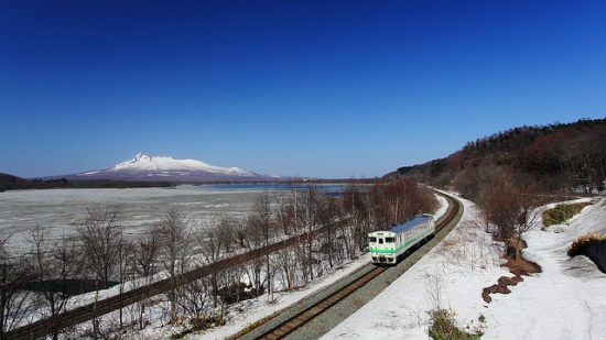 Pemandangan Taman Onuma dari kereta JR