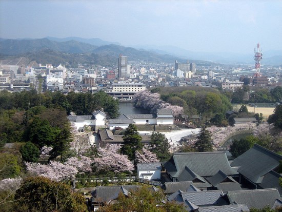 Pemandangan dari atas Kastil Hikone