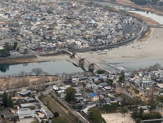 Pemandangan dari atas Kastil Iwakuni