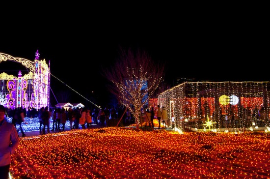 Pemandangan iluminasi musim dingin di Huis Ten Bosch Nagasaki