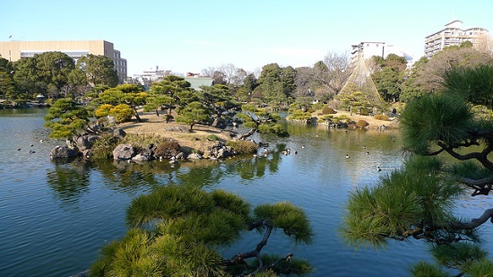 Pemandangan kolam di tengah Kiyosumi Garden Tokyo