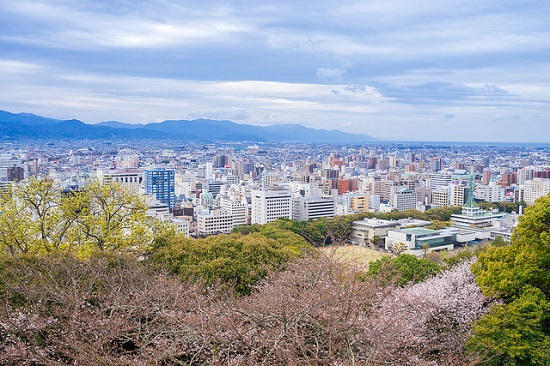 Pemandangan kota Matsuyama dari Kastil Matsuyama