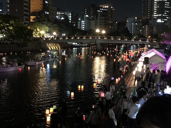 Pemandangan malam Hiroshima pinggir kanal