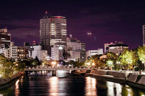 Pemandangan malam Hiroshima